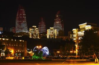 Баку на Новый год: вечерние «Пламенные башни» над городом