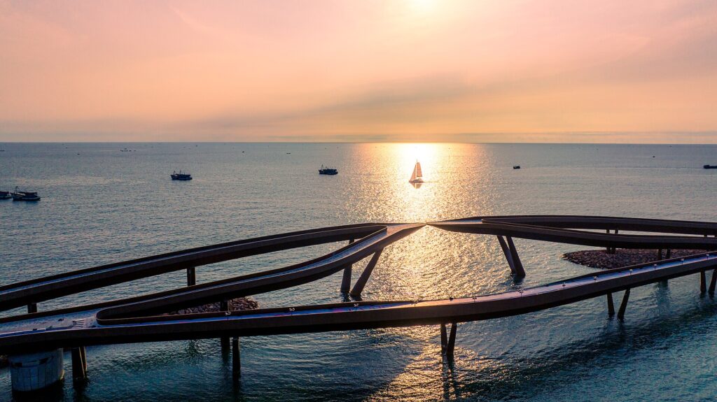 Мост поцелуев в Sunset Town на закате, Фукуок