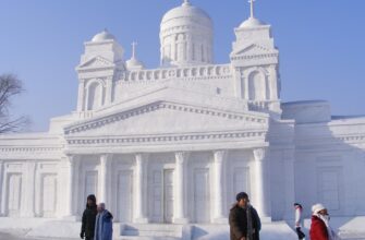 Китай зимой: снежный собор на фестивале ледовых скульптур в Харбине