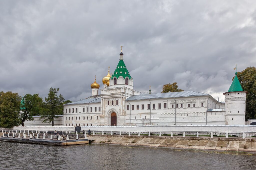 Ипатьевский монастырь в Костроме с Волги