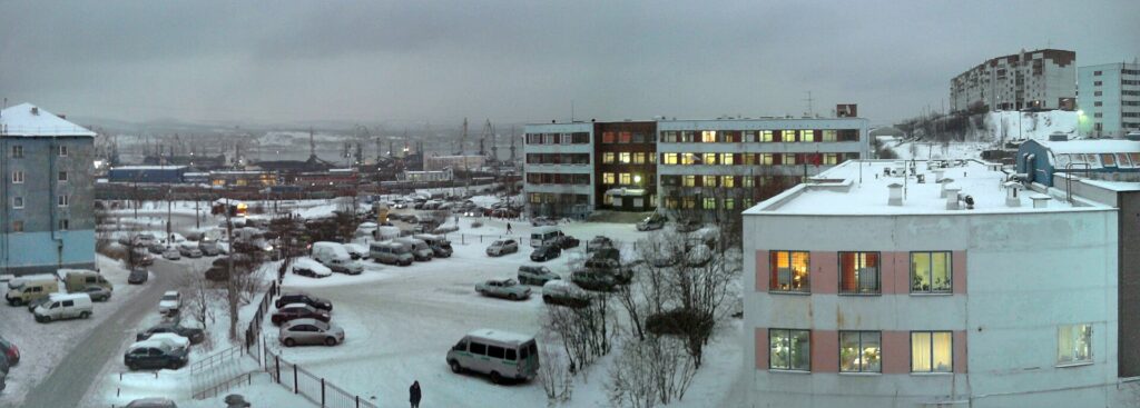 Мурманск в полярную ночь: дневные сумерки над городом и портом