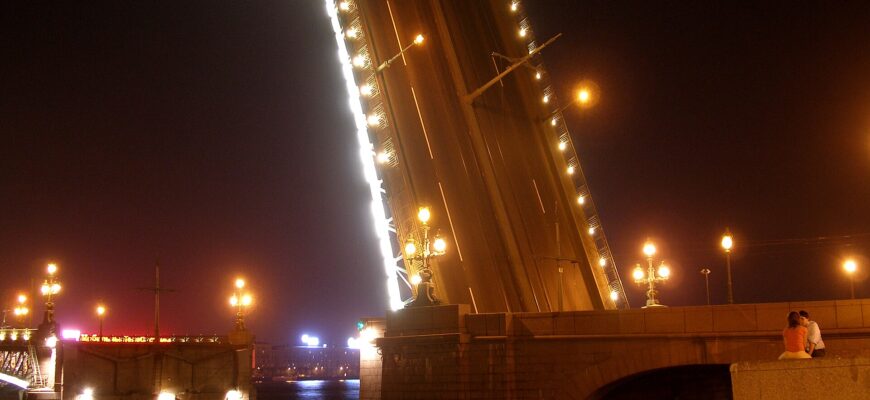 Разводка Троицкого моста ночью