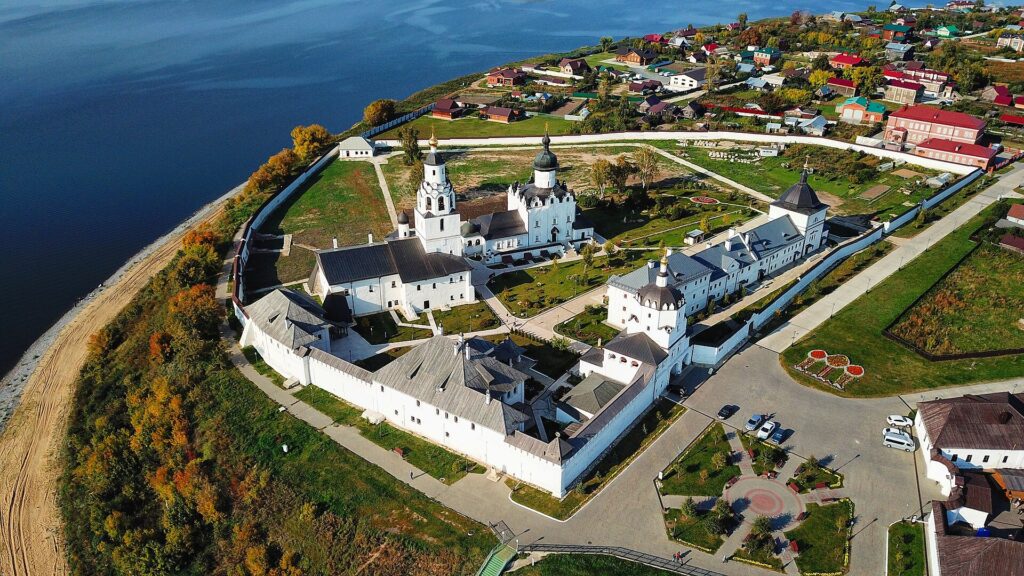 Остров-град Свияжск и Успенский монастырь с высоты Остров-град Свияжск и Успенский монастырь с высоты