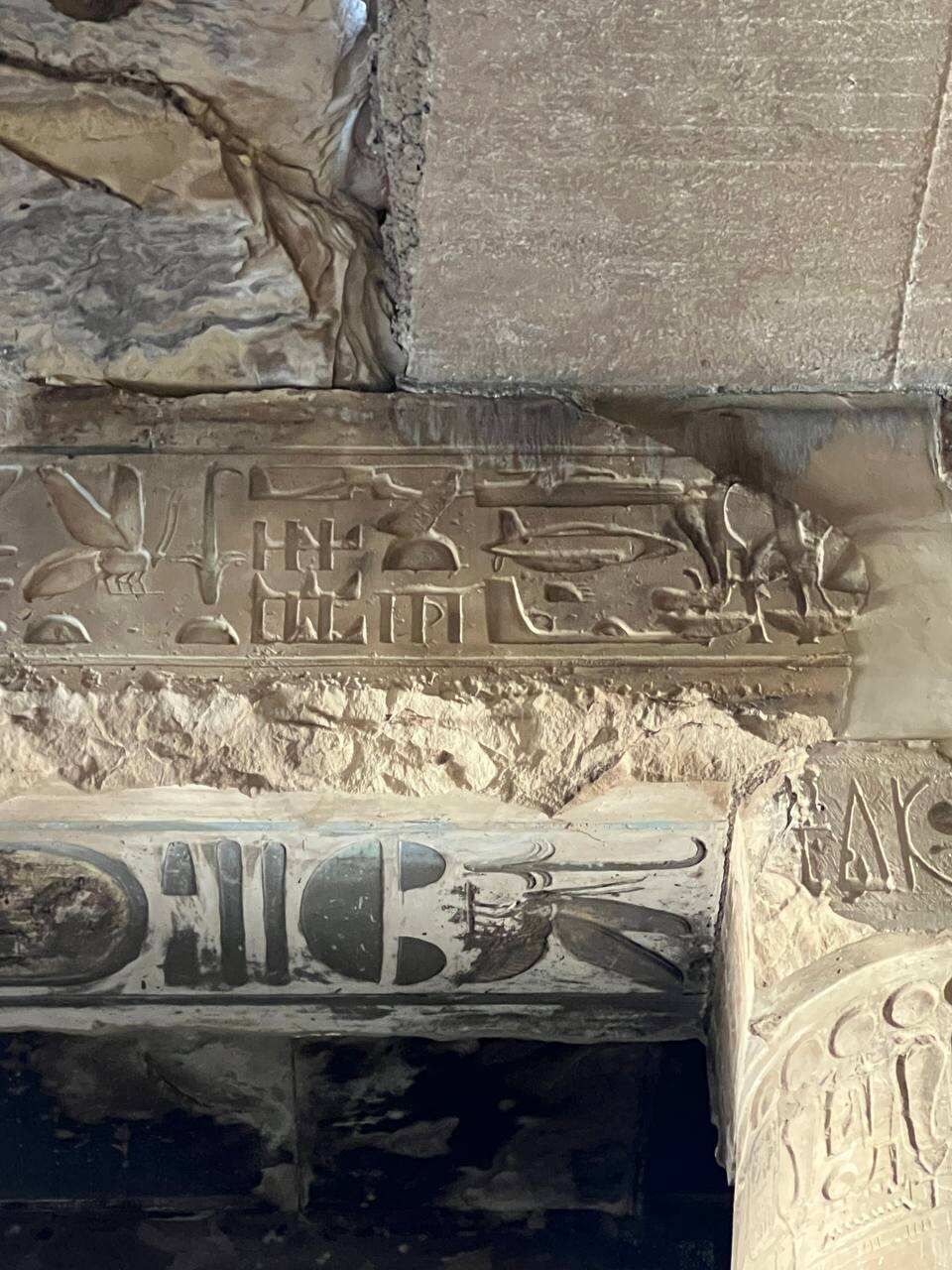 Храм богини Хатхор в Дендере, Египет Храм богини Хатхор в Дендере, Египет
