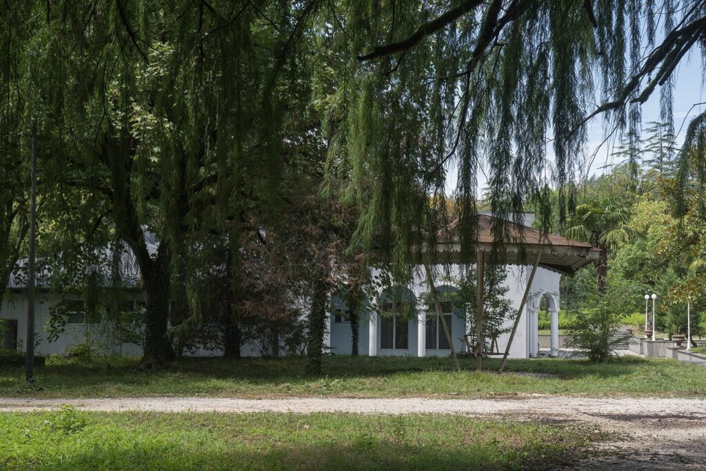 Здание бальнеолечебницы в курортном парке Цхалтубо